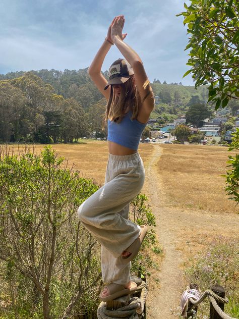 Hill Station Outfit Ideas Summer, Mountain Aesthetic Outfit Summer, Granola Workout Outfit, Granola Camping Outfits, Outdoor Outfit Aesthetic, Roadtrip Outfit Aesthetic, Summer Outfits Camp, Backpacking Outfits Women, Roadtrip Outfit Comfy Summer