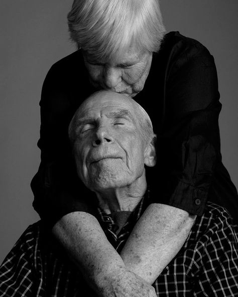 10 Photos That Will Have You Believing In Everlasting Love! Growing Old Together, Old Couples, Foto Tips, Lasting Love, Old Love, Everlasting Love, Old People, Couples In Love, Always And Forever