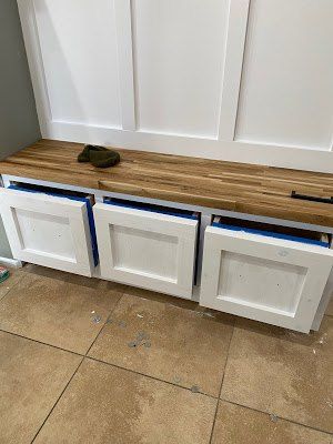 DIY Mudroom Built In/Hall Tree with a Bench & Drawers When we moved into our home (going on 4 years ago now) I had a vision for this little wall from the start. I knew I wanted a "mudroom" but being in California those don't exist, new builds are starting to incorporate them but not to the grandness of those beautiful country homes gracing our feeds lately. If you are looking for that craftsman/farmhouse charm of a place to hang your coat or sit down to put your shoes on and lack… Built In Hall Tree, Built In Entryway, Beautiful Country Homes, Diy Mudroom Bench Plans, Bench Drawers, Mudroom Storage, Hall Tree Bench, Mudroom Makeover, Mudroom Storage Bench