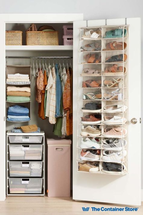 College Drawer Organization, College Shoe Organization, Small Dorm Storage, Dorm Room Ideas Closet, Small Bedroom Ideas College Apartment, Organizing Ideas For Dorm Rooms, Dorm Room Clothes Organization, College Bedroom Organization, Dorm Desk Essentials