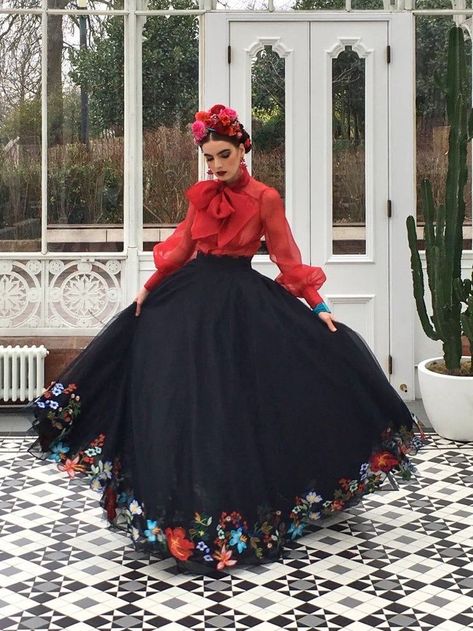 Catrina Costume, Outfit Mexicano, Halloween Fantasia, Joanne Fleming, Dead Costume, Black Couture, Mexican Skirts, Traditional Mexican Dress, Gift Ornaments