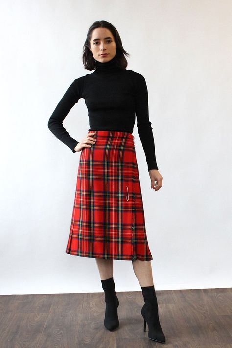 Classic Kiltie Skirt S/M | Etsy Skirt Outfit Winter, Vintage Wool Skirt, 70s Skirt, Tartan Fashion, Kilt Outfits, Vintage Red Dress, Vintage Maxi Skirt, Vintage Midi Dresses, Winter Skirt Outfit