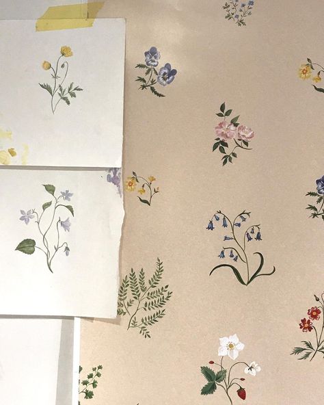 Tess Newall 🔆 on Instagram: “🌿 Bespoke Herbarium Wallpaper with additional buttercups, wild violets, forget-me-nots and ferns, for @annahainesdesigns 🌾 This is being…” Bedroom Paper Wall, Herbarium Wallpaper, Tess Newall, Grandmacore Aesthetic, Flower Wall Painting, Wild Violets, Hand Painted Wallpaper, Kitchen Colour Schemes, Bedroom Wall Paint