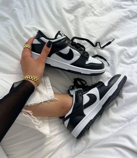 Nike Dunk Low Outfit Woman, Fall Outfits For Women Over 50, Edgy Fall Outfits, Panda Shoes, Outfits For Women Over 50, Fall Outfits For Women, Minimalist Sneakers, Pretty Shoes Sneakers, Fashion Shoes Heels