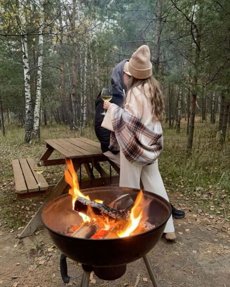 How to Look Cute While Camping - Outfit Inspo Camper Vintage, Stile Blair Waldorf, Adrette Outfits, Thanksgiving Outfit Ideas, Fest Outfits, Fall Mood Board, Camping Aesthetic, Fall Camping, Perfect Thanksgiving