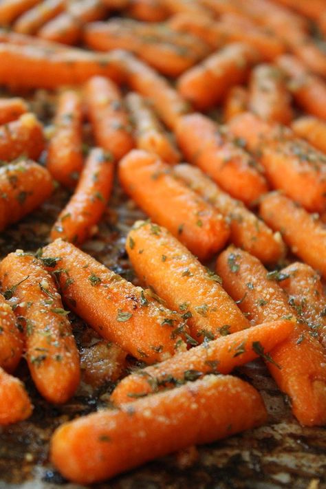 Parmesan Roasted Carrots, Brussel Sprout Side Dish, Carrots In Oven, Thanksgiving Recipes Side Dishes Easy, Carrots Roasted, Oven Roasted Carrots, Roasted Baby Carrots, Baby Carrot Recipes, Roasted Carrots Recipe