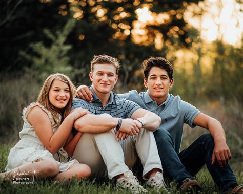 Family & Senior Combo Portrait Session in Spring Hill Older Sibling Photography, Older Sibling Poses, Adult Sibling Photography, Family Session Poses, Sibling Photography Poses, Sibling Photo Shoots, Big Family Photos, Sibling Pictures, Artistic Portrait