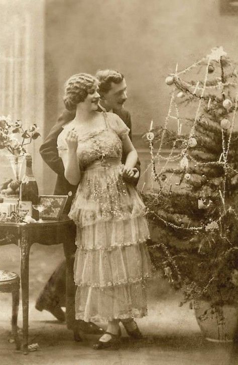 Christmas Pictures Vintage, Historical Christmas, Christmas Photograph, Old Time Christmas, Vintage Christmas Photos, Ghost Of Christmas Past, Christmas Ephemera, Vintage Couples, Vintage Christmas Images