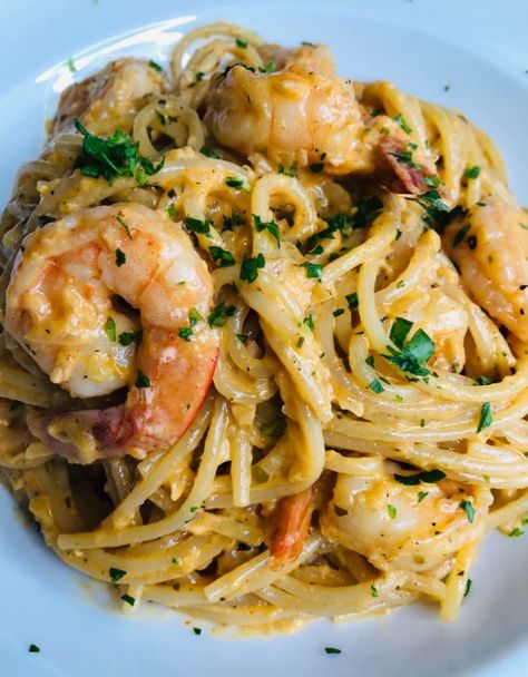 Insert an appetizing photo of the creamy garlic prawn pasta dish Prawn And Pea Pasta, Green Prawns Recipe, Prawns With Pasta, Prawn Rice Noodle Recipes, Recipes Using Prawns, Prawn Linguini Recipe, Prawn Pasta Recipe Healthy, Garlic Prawn Spaghetti, Garlic Prawn Pasta Recipes