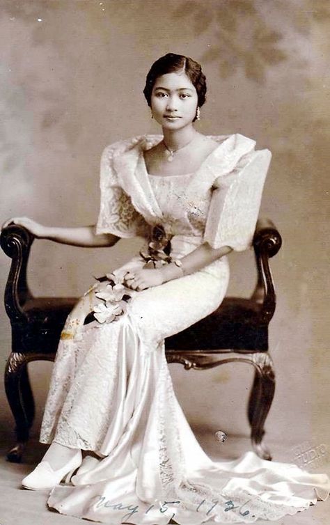 Filipino Clothing, Filipino Fashion, Vintage Foto's, Filipiniana Dress, 1900s Fashion, Portrait Vintage, Victorian Women, Photo Vintage, Old Fashion