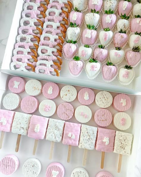 Pink Dessert Tables Wedding, Dessert Treat Boxes Ideas, Strawberry Baby Shower Desserts, Deserts For Birthday Parties, Pink Baby Shower Dessert Table, Baby Shower Girl Desserts, Baby In Bloom Baby Shower Dessert Table, Baby Shower Sweet Treats, Baby In Bloom Treats