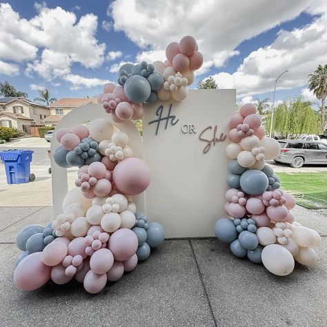 L & D Custom Party Designs | I can stare at this gorgeous neutral gender reveal set up ALL DAY long 😍 Balloon colors: Tuftex fog, pastel dusk creme and pastel dusk… | Instagram Pastel Color Gender Reveal Party, Gender Reveal Decorations Neutral Colors, Table Decor For Gender Reveal Party, Park Gender Reveal Party Decor, Gender Reveal Ideas Pastel Colors, Luxury Gender Reveal Party, Gender Neutral Gender Reveal Party, Gender Reveal Ideas Nude Colors, Gender Reveal Nude Theme