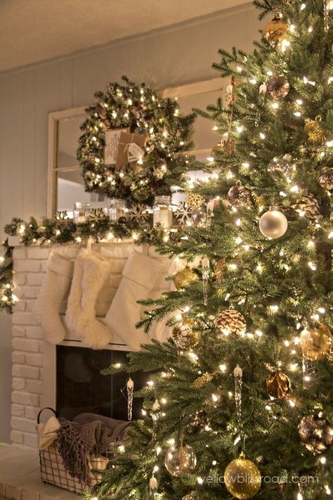 Rustic Glam Christmas Tree, Christmas Tree Inspiration Rustic, Crismas Tree, Rustic Glam Christmas, Glam Christmas Tree, Christmas Tree Decorating Themes, Christmas Mantel Decorations, Christmas Tree Inspiration, Rustic Glam