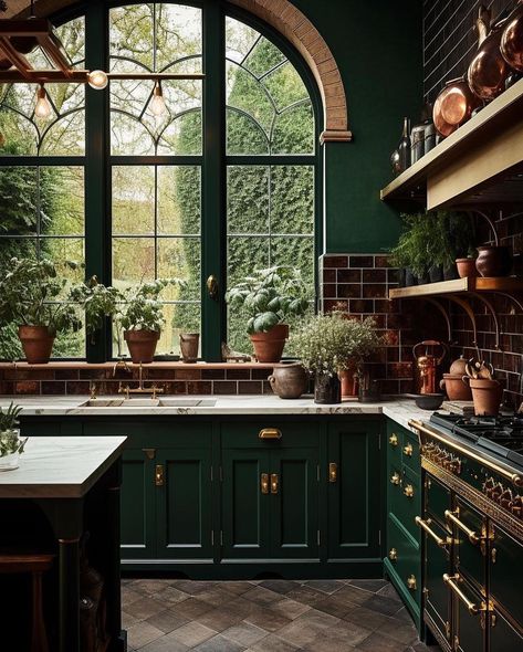 Green Kitchen Backsplash, Moody Kitchen, Green Kitchen Designs, Dark Green Kitchen, Kabinet Dapur, House Vibes, Green Kitchen Cabinets, Dark Home Decor, Green Cabinets