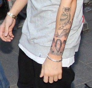 Justin Biebers latest arm tats  http://www.popstartats.com/justin-bieber-tattoos/ Justin Bieber Arm Tattoo, Angel Tattoo Meaning, Tiger Tattoo Meaning, Angle Tattoo, Justin Bieber Tattoos, Justin Bieber And Selena, Tattoo Filler, Fan Tattoo, Top Tattoos