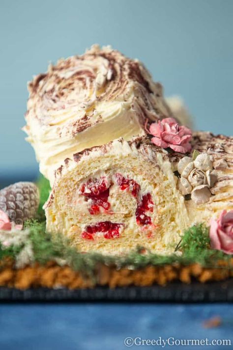 white chocolate yule log White Chocolate Yule Log, Easy Yule Log Cake Recipe, Traditional Yule Recipes, Weetabix Cake, Chocolate Yule Log Recipe, Amazing Christmas Desserts, Smoked Beef Short Ribs, Yule Log Recipe, Chocolate Yule Log