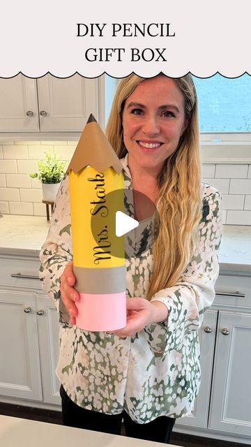 67K views · 1.9K likes | Kelsi Savage on Instagram: "✏️ DIY Teacher Appreciation Gift ✏️⁣ ⁣ I made this super cute pencil gift box out of a recycled chip container and cardstock! It’s so easy to do and I love how it turned out! It’s a great size for a gift card and other goodies too- you can even fit a favorite canned soda in here! ⁣ .⁣ .⁣ .⁣ .⁣ #teachergift #teachergifts #diyteachergifts #diygifts #diygift #diy #diycrafts #diycraft #teacherappreciation #teacherappreciationweek" Creative Teachers Gifts, Teacher Appreciation Diy, Diy Teacher Christmas Gifts, Handmade Teacher Gifts, Easy Teacher Gifts, Small Gestures, Appreciation Gifts Diy, Teacher Appreciation Gifts Diy, Teachers Day Card