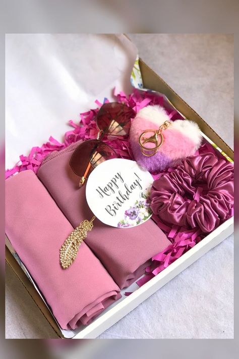 Hijab Hampers Ideas, Hijabi Gift Ideas, Gift Hamper Box Ideas, Hijab Gift Packing Ideas, Girly Gift Ideas Birthday, Gift Hamper Packing Ideas, Gift Hamper For Best Friend, Eidi Packing, Hijab Gift Box Ideas