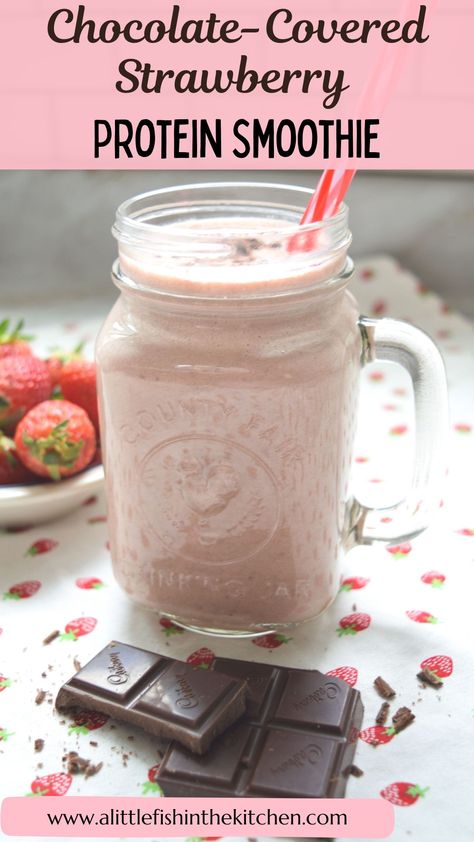 Chocolate-Covered Strawberry Protein Smoothie – A Little Fish in the Kitchen Whey Smoothie Recipes, Chocolate Protein Smoothie Recipes, Whey Protein Smoothies, Strawberry Protein Smoothie, Chocolate Strawberry Smoothie, Protein Drink Recipes, Smoothie Easy, Chocolate Protein Smoothie, Smoothie Protein