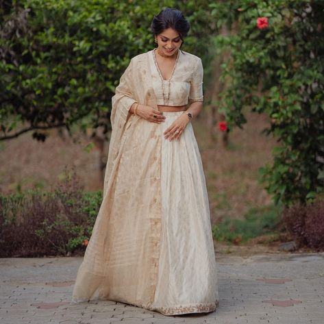 Mylanchi Function Dress Kerala, Kerala Style Lehenga Designs, Kerala Style Skirt And Top For Onam, Engagement Dress For Friends, Kerala Traditional Lehenga, Kerala Style Skirt And Top For Engagement, Onam Skirt And Crop Top Designs Pattern, Lehenga For Onam, Color Palette For Dress