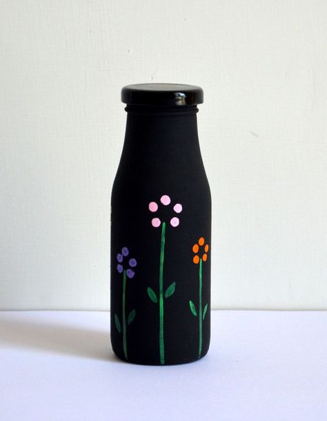 Warli Painting Ideas On Bottle, Black Bottle Painting Ideas, Aesthetic Bottle Painting Easy, Simple Glass Bottle Painting Ideas, Glass Bottles Art Paint Easy, Cute Bottle Painting Ideas, Black Bottle Painting, Glass Bottle Painting Ideas Easy, Aesthetic Bottle Painting