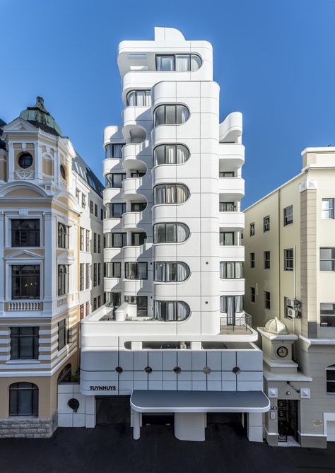 Minimalist Apartment Building, Futuristic Apartment, Apartment Building Exterior, Architecture Cool, Different Types Of Houses, Small Apartment Building, Bauhaus Architecture, White Apartment, Streamline Moderne