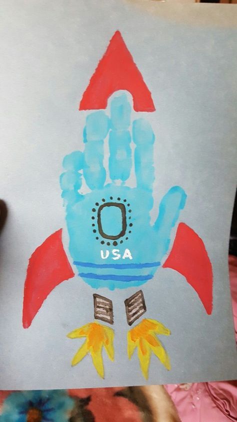 Spaceship Craft, Outer Space Crafts, Space Crafts For Kids, Art Spatial, Transportation Crafts, Space Activities, Daycare Crafts, Rocket Ship, Handprint Art