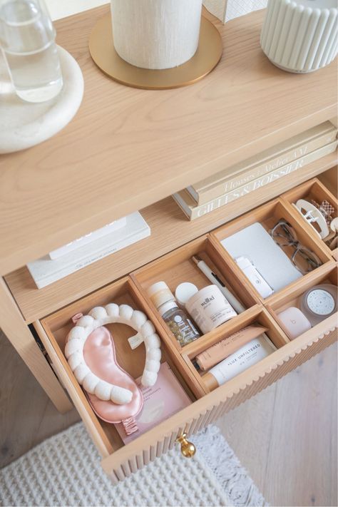 Nightstand Drawer Organization, Teresa Caruso, Bathroom Drawer Organization, Room Organisation, Nightstand Organization, Drawer Organization, Nightstand Decor, Deco Studio, Dresser Organization