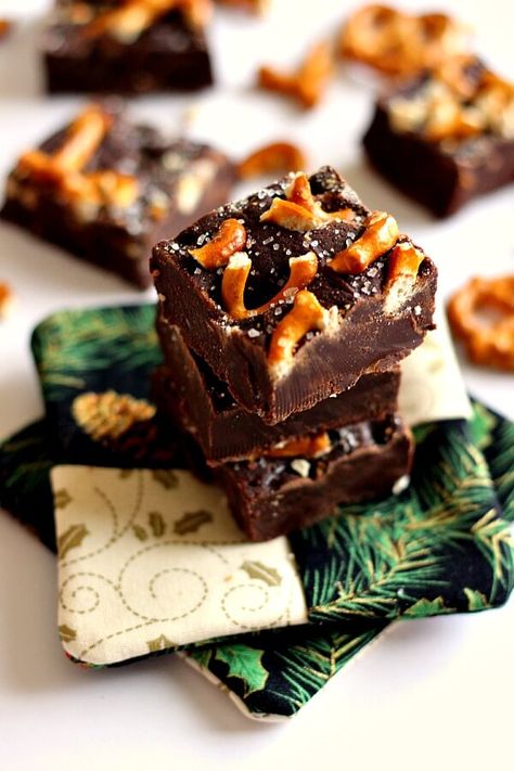 This Salted Dark Chocolate Pretzel Fudge combines smooth, rich chocolate, topped with buttery pretzels and a sprinkling of sea salt. Pretzel Fudge, Christmas Fudge, Hot Chocolate Cookies, Peppermint Hot Chocolate, Fudge Easy, Chocolate Toffee, Chocolate Bark, Fudge Recipes, Holiday Desserts