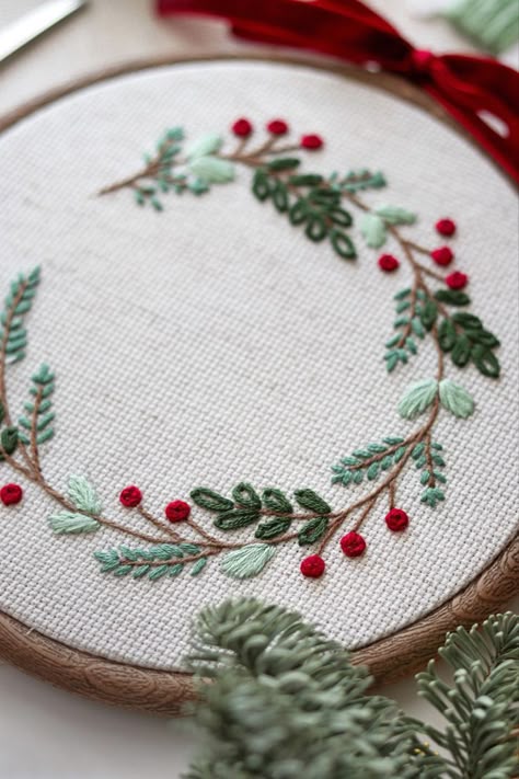 Christmas Embroidery Beginner, Christmas Embroidery Tablecloth, Embroderie Patterns Free Easy, Christmas Flowers Embroidery, Christmas Initial Embroidery, Christmas Embroidery Wreath, Embroidered Christmas Wreath, Christmas Flower Embroidery, Easy Embroidery Christmas