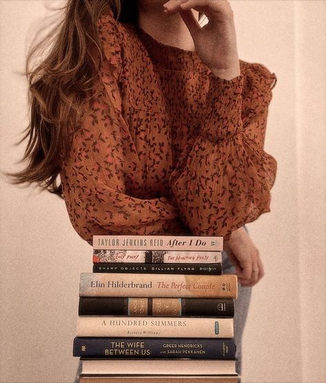 Women Reading Books Photography, Book Pics For Instagram, Cool Book Pictures, Booktography Ideas, Stack Of Books Photography, How To Pose With Books, Book Photoshoot Aesthetic, Self Portrait With Books, Selfies With Books Ideas