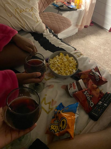 Cute ideas to do with sister/bsf Mom And Daughter Movie Night Ideas, Night Stay Ideas With Friends, Movie Night With Sister, Night Stay With Friends Ideas, Sisters Movie, Friend Ideas, Summer Things, Cute Ideas, Instagram My Story