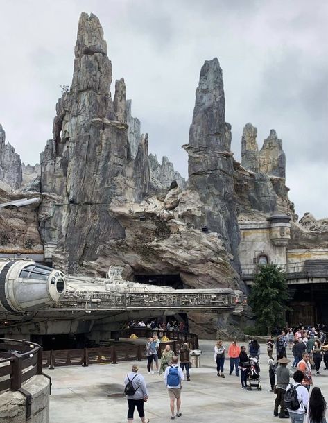 Disneyland Florida, Star Wars Land, Park Pics, Disney World Aesthetic, Disneyland Aesthetic, Disneyland Star Wars, Disneyland Holidays, Disneyland Anaheim, Disney Lifestyle