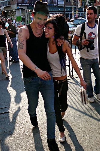 Amy Winehouse & Blake Fielder-civil Amy Winehouse Style, Amazing Amy, Amy Winehouse, Music Legends, She Song, Rest In Peace, Her Music, Back To Black, Punk Fashion