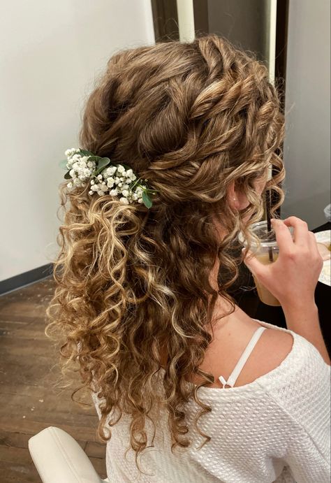 Curly Hair Wedding, Natural Hair Updo Wedding, Bridesmaid Hair Curly, Curly Bridal Hair, Hair Half Up, Curly Wedding Hair, Naturally Curly Hair, Half Up Half Down Hairstyles, Flowers In Her Hair