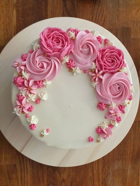 Simple Round Cake, Round Cake Decorating Ideas, 100 Cupcakes, Decorative Cakes, Pretty Cake, Small Cakes, Cake Inspo, Back Row, Round Cake