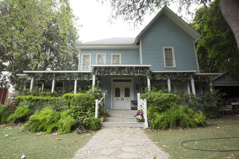 Gilmore House, Gilmore Girls House, Dream House Layout, Screen Porches, 90s House, Emily Gilmore, Cozy Houses, 90s Home, Sims Inspiration