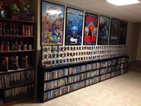 Dvd Storage Ideas, Diy Dvd Storage, Skjulte Rum, Diy Dvd, Home Movie Theater, Sala Cinema, Movie Theater Rooms, Geek Room, Nerd Room