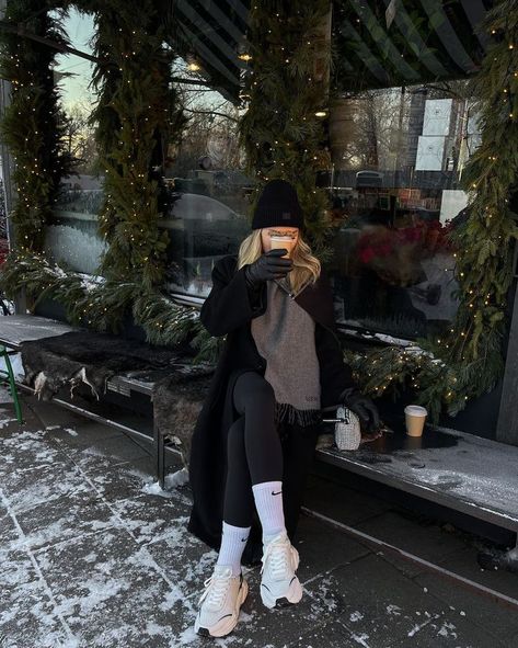 @mariwka on instagram Sweater Top Outfit, Winter Gloves Outfit, Oversized Sweater Aesthetic, Blonde Long Hairstyles, Outfits Brunette, Nyc Outfits Winter, Outfits Uni, Beige Fits, Europe Christmas