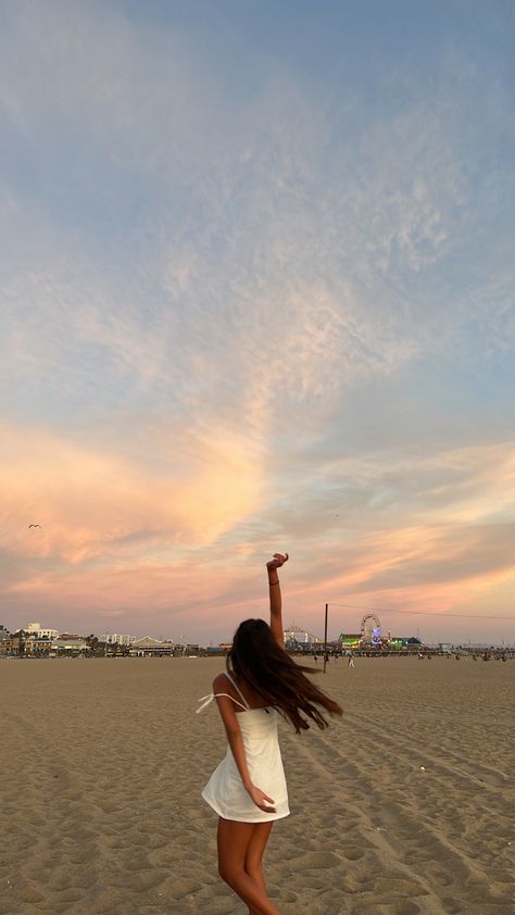 Santa Monica Pier Sunset, Malibu Pier Photoshoot, Santa Monica Picture Ideas, Santa Monica Photoshoot, Santa Monica Photo Ideas, Pier Picture Ideas, Santa Monica Pier Outfit, Santa Monica Pier Aesthetic, Santa Monica Pier Photoshoot