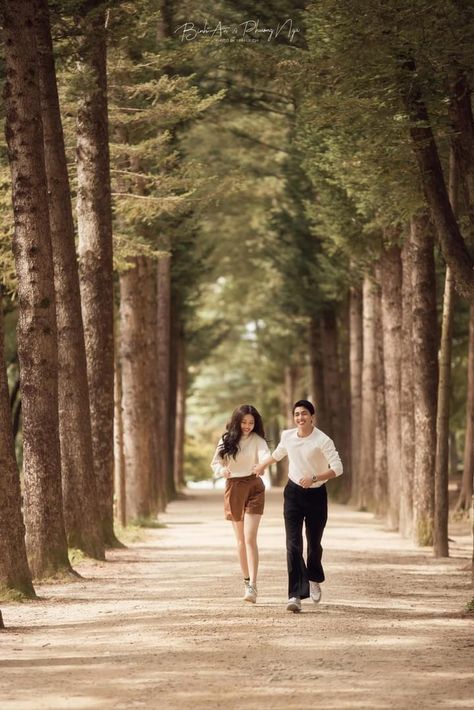 Couple Prenup Shoot, Casual Wedding Shoot, Wedding Prenup Ideas Outfits, Prenup Photoshoot Outfit Ideas, Nature Pre Wedding Photoshoot, Outfit For Pre Wedding Photoshoot, Casual Prenup Shoot, Prenup Photoshoot Ideas Outdoor, Casual Prewedding Photoshoot