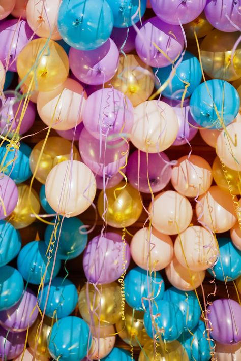 balloons Balloon Filled Ceiling, Ballons Wallpaper, Balloon Aesthetic, Balloons Aesthetic, Ceiling Wedding, Balloon Wallpaper, Balloon Ceiling, Balloons Photography, Happy Birthday Wallpaper