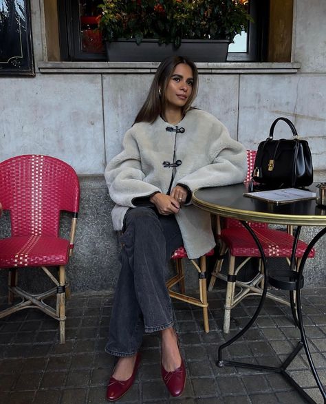 Emilie Lindmark | in awe Teddy Jacket Outfit, Emelie Lindmark, Ballerina Outfit, Paris Chic, Fashion 101, Autumn Outfit, Fall Looks, Jacket Outfits, Autumn Winter Fashion