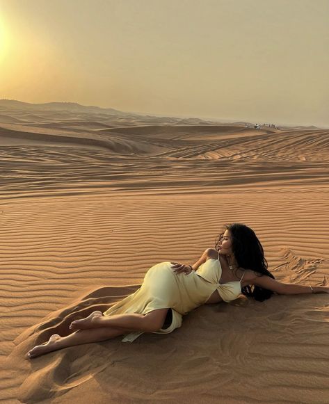 Sand Dunes Outfit, Dubai Picture Ideas, Desert Photoshoot Ideas, Sand Dunes Photoshoot, Desert Outfit, Desert Pictures, Desert Photoshoot, Dubai Desert, Creative Photoshoot Ideas