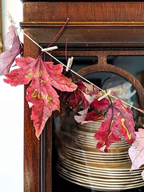 Diy Fall Garland, Vintage Bungalow, Simple Vintage Style, Natural Fall Decor, Garland Craft, Fall Leaf Garland, Quick And Easy Crafts, Simple Crafts, Fall Garland