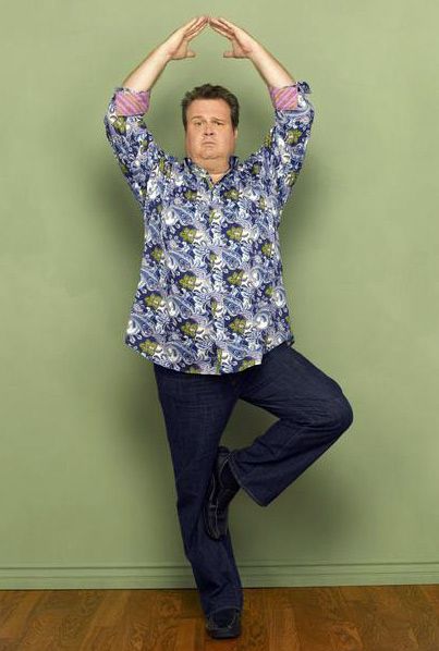 Eric Stonestreet as Cameron Tucker Cam Modern Family, Modern Family Season 1, Cameron Tucker, Eric Stonestreet, Couples Yoga Poses, Funny Poses, The Abc, Family Funny, Family Posing