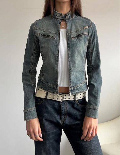 Y2k Denim Aesthetic, White Jean Jacket Outfits Fall, Y2k Jean Jacket Outfit, Vintage Denim Outfits, Fitted Jacket Outfit, Fitted Denim Jacket Outfit, Vintage Jean Jacket Outfit, Jean Jacket Outfits Women, Jean Jacket Aesthetic