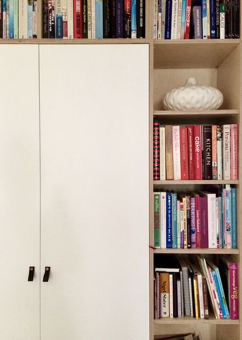 Bookshelf And Wardrobe, Wardrobe With Bookshelves, Wardrobe And Bookshelf Design, Wardrobe Bookshelf Ideas, Wardrobe With Book Shelf Design, Wardrobe With Bookshelf, Wardrobe Plywood, Small Flat Decor, Plywood Bookshelf