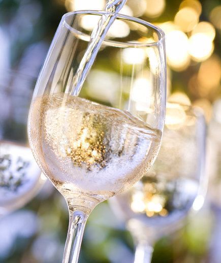 White Wine Photography, White Wine Aesthetic, Elderflower Wine, Best Sparkling Wine, Wine White, White Wines, Serving Wine, Store Shelves, Types Of Wine