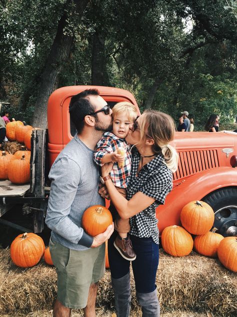 Pumpkin patch, fall bucket list, pumpkins, fall family photos Fall Family Photos Props, Pumpkin Patch Photography, Fall Baby Photos, Family Pictures What To Wear, Fall Baby Pictures, Halloween Bucket List, Pumpkin Patch Photoshoot, Pumpkin Patch Pictures, Fam Pics